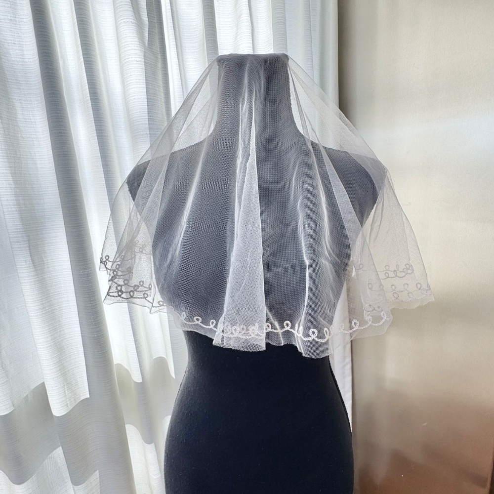 Vintage 1960s cape veil, single layer blusher, elbow length, embroidered trim
